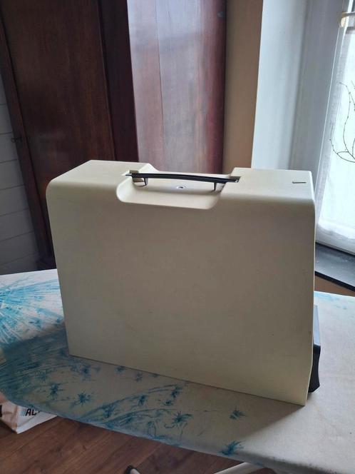 SINGER naaimachine model 7104, Hobby en Vrije tijd, Naaimachines en Toebehoren, Zo goed als nieuw, Naaimachine, Singer, Ophalen