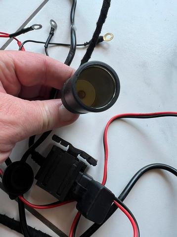 USB / 12v lader plug en kabel  beschikbaar voor biedingen