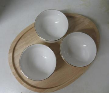 3 kommetjes voor hapjes met houten plank beschikbaar voor biedingen