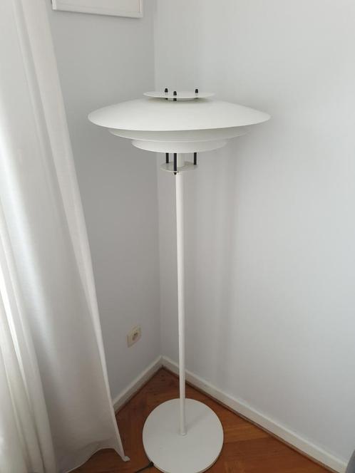 Stalen staanlamp in ‘Off-White’ van Simon Henningsen, Huis en Inrichting, Lampen | Vloerlampen, Gebruikt, Ophalen