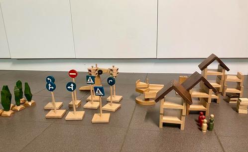 Houten speeltrein en stad.Zeer uitgebreid + houten opbergset, Kinderen en Baby's, Speelgoed | Houten speelgoed, Zo goed als nieuw