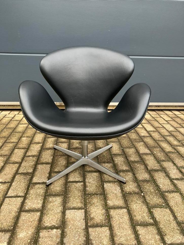Originele zwart lederen Fritz Hansen Swan chair Topstaat!, Huis en Inrichting, Zetels | Voetbanken en poefs, Ophalen of Verzenden