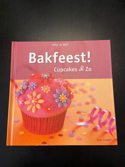 Bakboek ‘Bakfeest cupcakes & zo’, Hobby en Vrije tijd, Taarten en Cupcakes maken, Zo goed als nieuw, Boek of Tijdschrift, Cupcakes