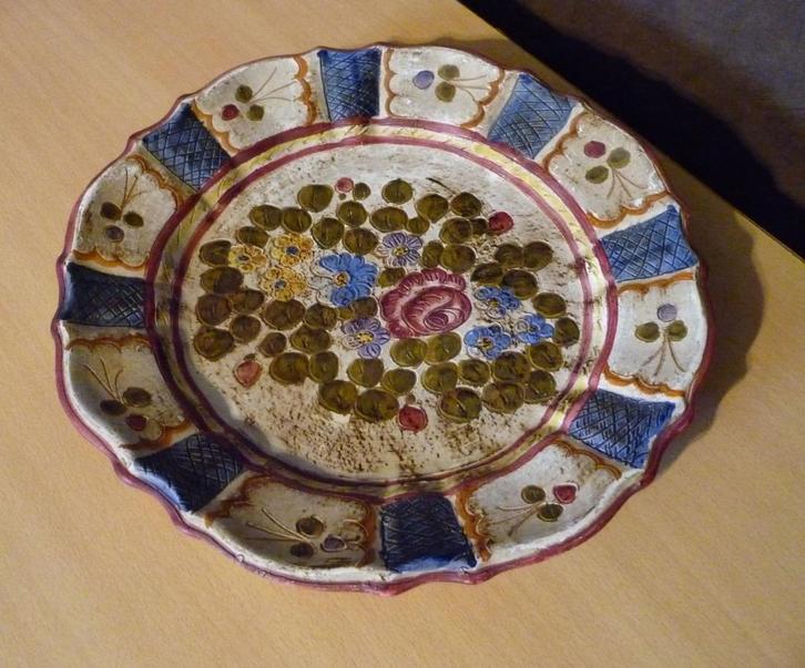 Groot aardewerk decoratief bord sierbord met bloemen, Huis en Inrichting, Keuken | Servies, Ophalen of Verzenden