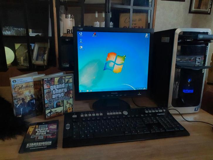 Qforce desktop win7 + games, Computers en Software, Computerbehuizingen, Ophalen