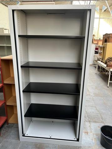 Metalen kast beschikbaar voor biedingen