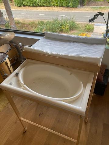 Babybadje en verzorgtafel beschikbaar voor biedingen