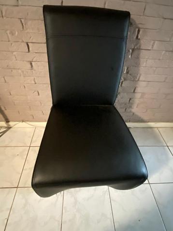 Moderne zwarte stoelen beschikbaar voor biedingen