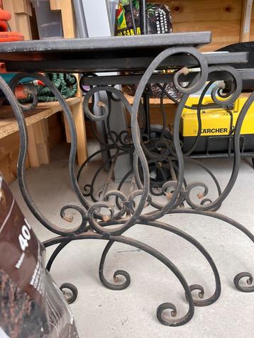 Table cigogne fer forgé et petit carlagetres autentique, Enlèvement