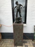 TUINBEELD Zeeman Waagen OP ZUIL pilaar Bronslook, Tuin en Terras, Ophalen, Zo goed als nieuw, Kunststof, Mensenbeeld