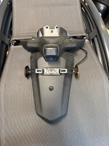 Yamaha Tricity 300 spatbord nrplaatshouder met verlichting beschikbaar voor biedingen