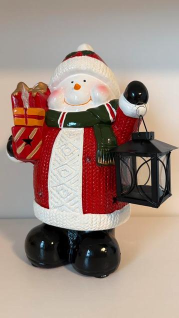 Sneeuwman van Aardewerk in Kerstoutfit met Lantaarn beschikbaar voor biedingen
