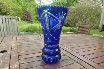 Beau grand vase en cristal doublé bleu
