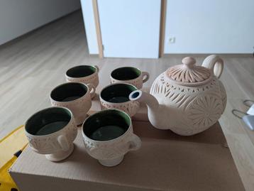 Thee serviesset aardewerk  beschikbaar voor biedingen