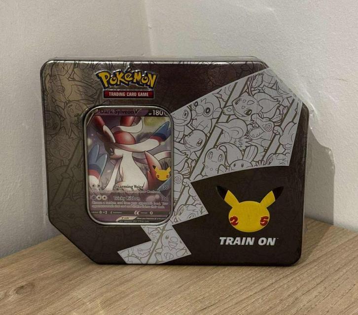 Pokémon - Celebrations - Dark Sylveon V Big Tin - NIEUW, Hobby en Vrije tijd, Verzamelkaartspellen | Pokémon, Nieuw, Overige typen