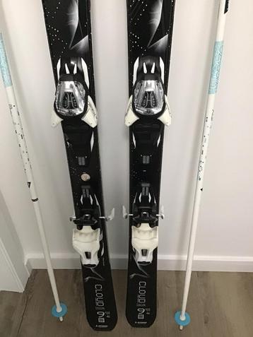 Atomic damesski’s met bijhorende ski stokken  disponible aux enchères