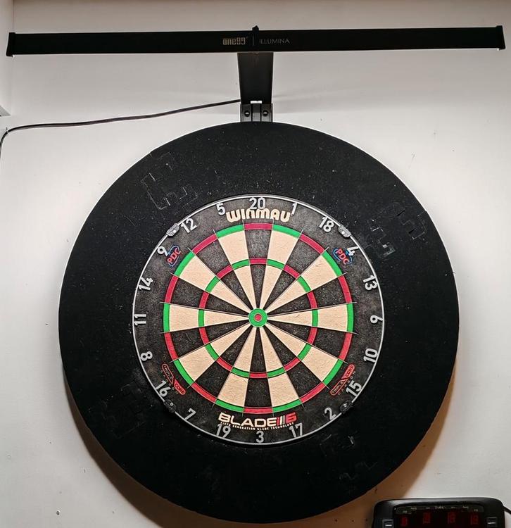 Éclairage pour cible fléchettes ONE80 ILLUMINA, Sport en Fitness, Darts, Zo goed als nieuw, Pijlen, Elektronisch, Soft tip, Ophalen