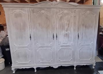 Kleerkast beschikbaar voor biedingen