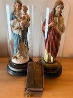 Religieuze beelden onder stolp en bijbel van 1948, Antiek en Kunst, Ophalen