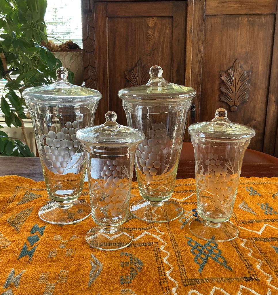 4 Gegraveerde glazen snoepdozen op voet 1900, Antiek en Kunst, Antiek | Glaswerk en Kristal, Ophalen of Verzenden