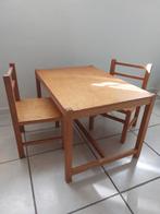 Houten kindertafeltje met 2 stoeltjes, Kinderen en Baby's, Kinderkamer | Tafels en Stoelen, Ophalen, Gebruikt