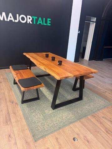 Prachtige Tafel met bankjes beschikbaar voor biedingen