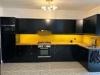 Zwarte keuken met Oven, microgolf en gaskookplaat, dampkamp, Hoekkeuken, Gebruikt, Hout, Zwart