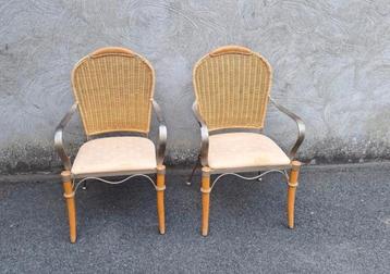 2 rieten tuinstoelen met smeedijzeren poten beschikbaar voor biedingen