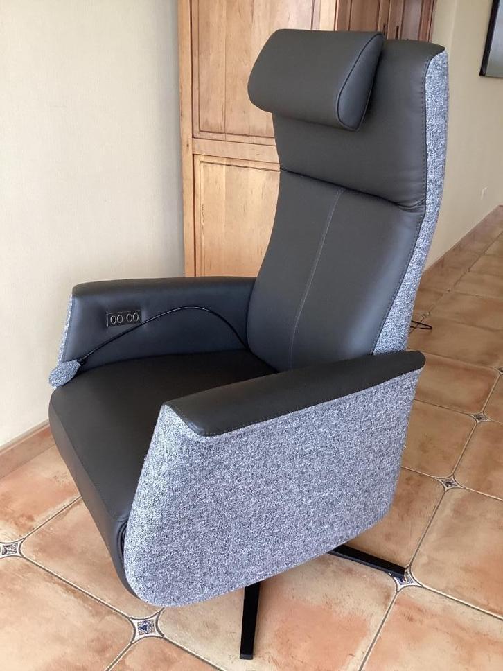 Showroomstaat!Prominent elektrisch sta-op relax Large, Huis en Inrichting, Fauteuils, Zo goed als nieuw, Leer, Stof, Ophalen