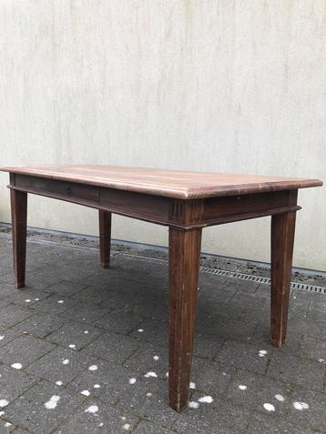 donkere houten eettafel beschikbaar voor biedingen