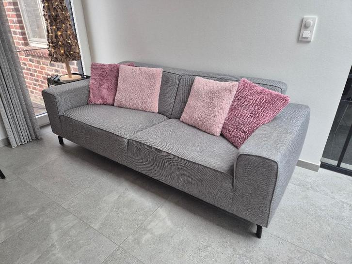 Moderne grijze zetel in nieuwstaat, Huis en Inrichting, Zetels | Zetels, Zo goed als nieuw, Rechte bank, Driepersoons, 200 tot 250 cm