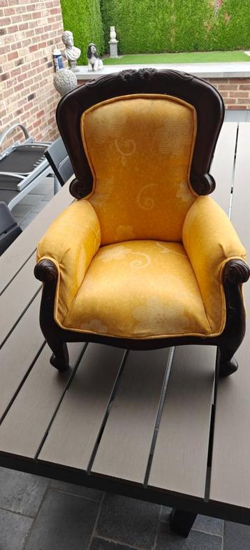Decoratieve antieken poppenstoel beschikbaar voor biedingen