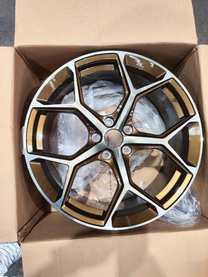 Replica Lamborghini Urus velgen met Lambo caps., Auto-onderdelen, Banden en Velgen, Banden en Velgen, Zomerbanden, 19 inch, Gebruikt