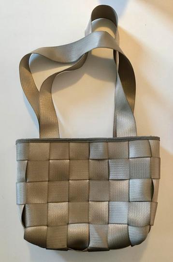 Originele upcycle handtas vervaardigd uit beige autogordels beschikbaar voor biedingen