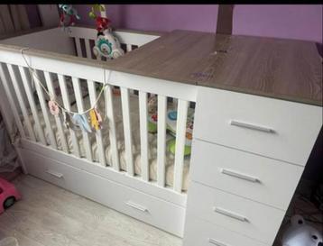 Zeer mooi baby bed met verzorgingsplank, lades en hangkast. beschikbaar voor biedingen