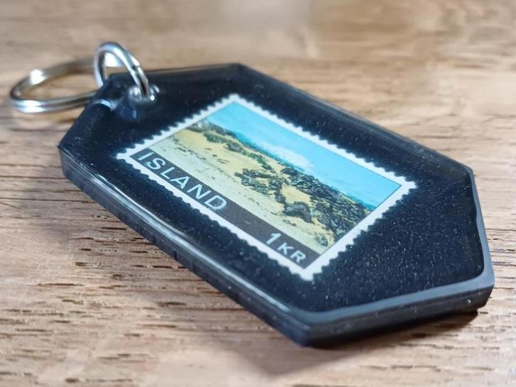 Postzegel-in-hars sleutelhanger (Ijsland, 1970), Antiek en Kunst, Curiosa en Brocante, Verzenden