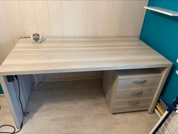 bureau met kastje op wielen beschikbaar voor biedingen