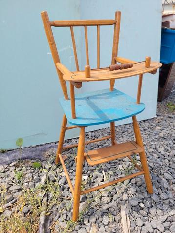 Oude poppenstoelen beschikbaar voor biedingen