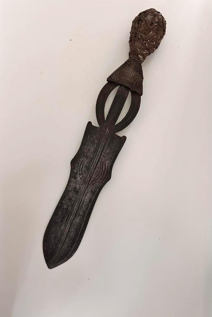 Coll. privée Doko N'GOMBÉ Kortzwaard Matadi, Antiquités & Art, Art | Art non-occidental, Envoi