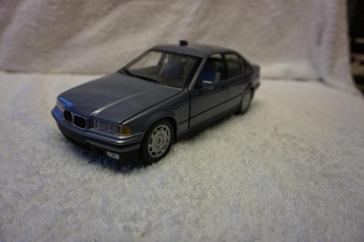 BMW E36 Sedan UT 1:18, Hobby en Vrije tijd, Modelauto's | 1:18, Auto, Ophalen of Verzenden