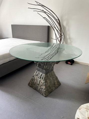 ronde tafel beschikbaar voor biedingen