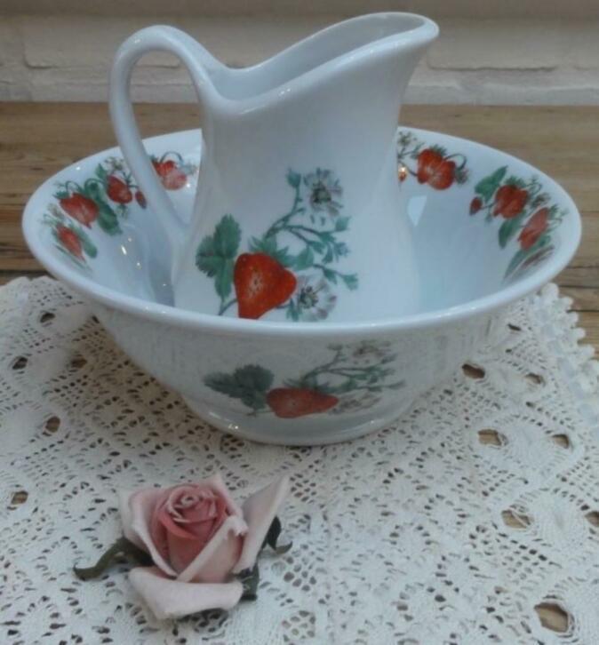 Frans wit porseleinen schaal en kan met aardbeien, Pillivuyt, Huis en Inrichting, Keuken | Servies, Gebruikt, Overige typen, Overige stijlen