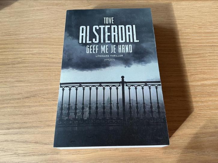 Tove Alsterdal - Geef me je hand - prima staat, Boeken, Thrillers, Gelezen, Amerika, Ophalen
