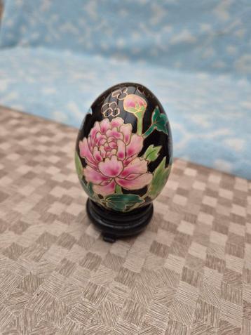 Vintage zwart porceleinen Cloisonne ei met bloem en vlinder, Antiek en Kunst, Antiek | Keramiek en Aardewerk, Ophalen of Verzenden