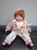 Porseleinen pop met knuffel, Verzamelen, Poppen, Ophalen of Verzenden, Gebruikt, Pop
