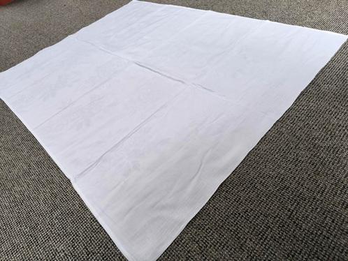 100 Nappes blanches  en tissu 136 cm sur 105cm Nouveaux, Maison & Meubles, Nappes, Neuf, Enlèvement