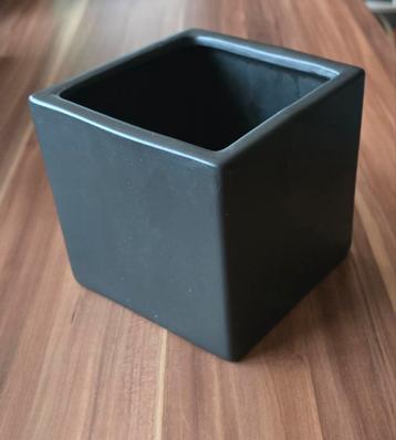 Magnifique cache pot en fibre d'argile, anthracite  disponible aux enchères