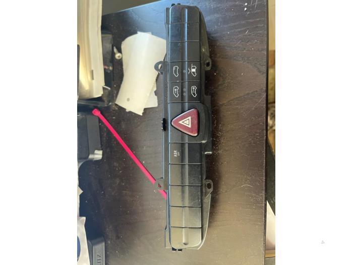 Paniekverlichtings Schakelaar van een Mercedes Vito, Auto-onderdelen, Dashboard en Schakelaars, Gebruikt, 3 maanden garantie, Ophalen of Verzenden