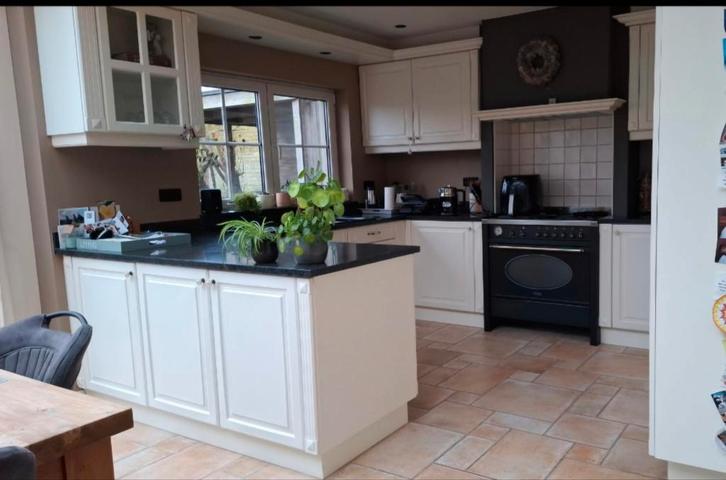 Landelijke witte keuken gratis, Huis en Inrichting, Keuken | Complete keukens, Gebruikt, Crème, Graniet of Steen, Met kookeiland
