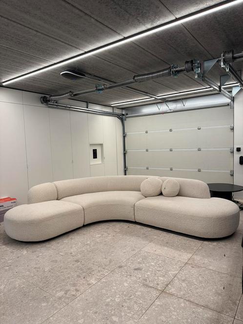 Zo goed als nieuwe design sofa EICHHOLTZ Bouclé met kussens, Huis en Inrichting, Zetels | Zetels en Chaises Longues, Zo goed als nieuw